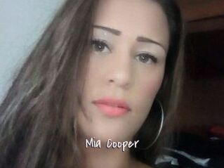 Mia_Cooper