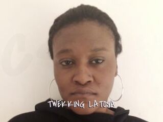 TWEKKING_LATOYA